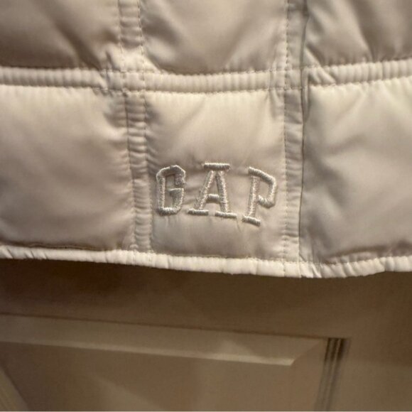 Gap womens puffer coat with fur trimmed hood. Size small - Picture 3 of 5
